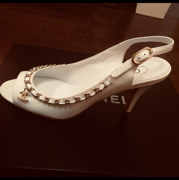 CHANEL Classic Patent Leather Slingback Shoes with NEVER WORN. - Picture 3 of 6
